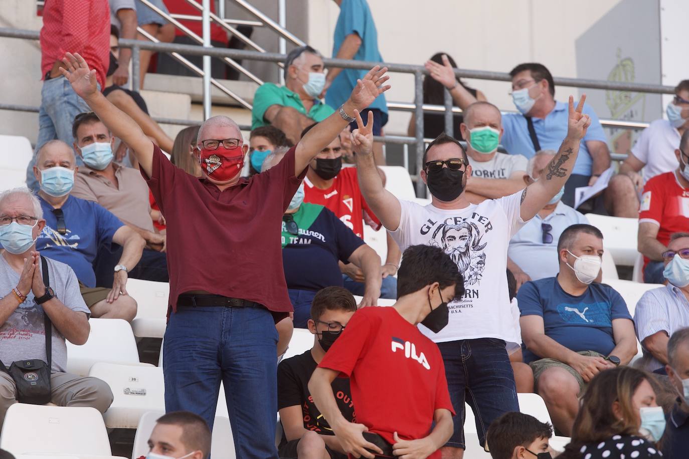 Los jugadores del Real Murcia celebran uno de los goles. 