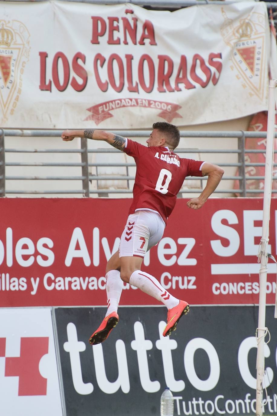 Los jugadores del Real Murcia celebran uno de los goles. 