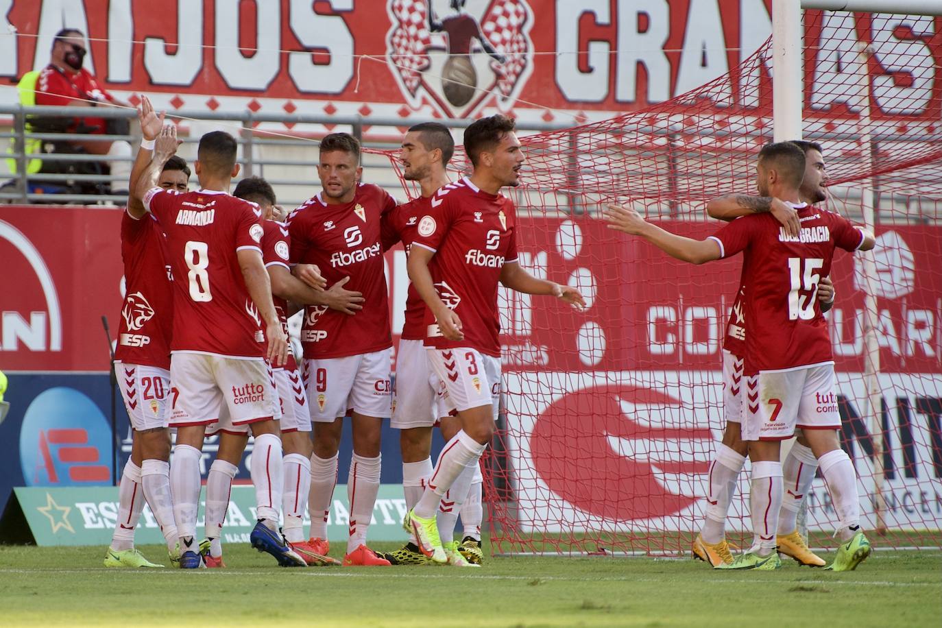 Los jugadores del Real Murcia celebran uno de los goles. 