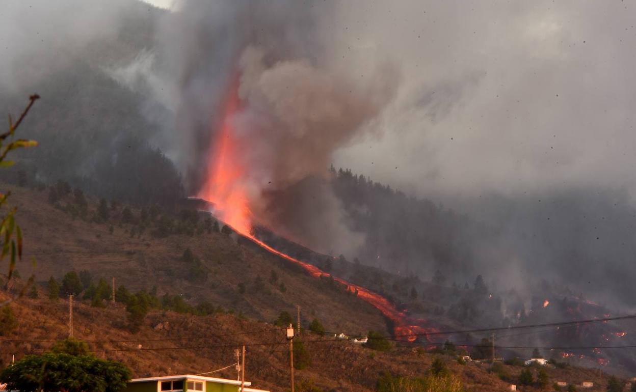 La colada de lava se extiende por una zona cercana a viviendas.