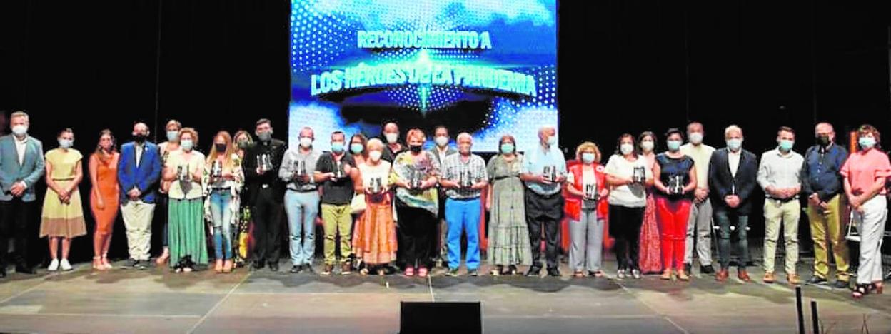 El grupo de personas distinguidas en la gala mazarronera 'Héroes de la pandemia'. 