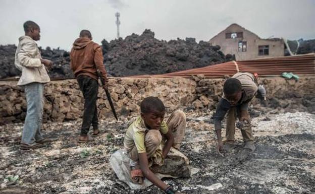 Niños juegan con la lava solidificada tras la erupción del Nyiragongo.