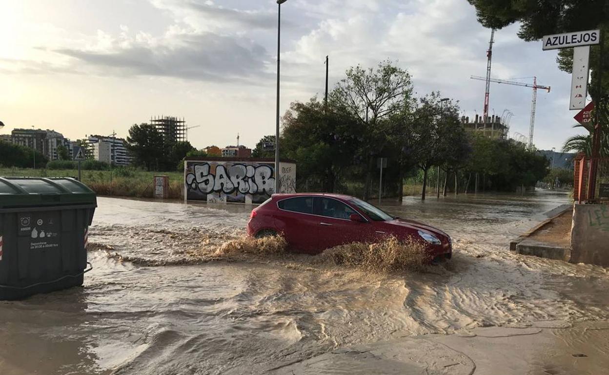 Calles de Murcia anegadas por la lluvia, en una foto de archivo.