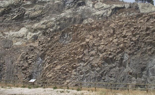 Detalle de las rocas volcánicas en la ladera del Cerro Negro de Calasparra.
