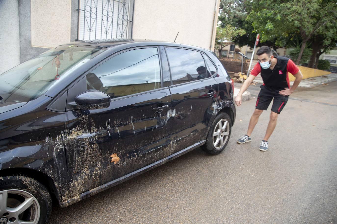 Fotos: Un fuerte aguacero derriba árboles y anega calles en Cartagena