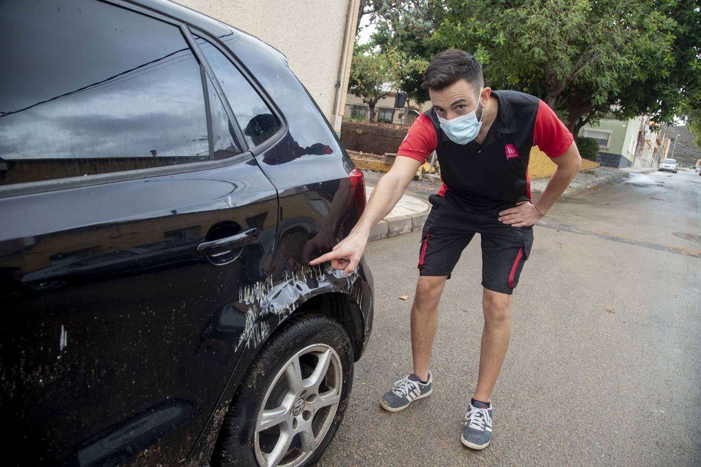 Fotos: Un fuerte aguacero derriba árboles y anega calles en Cartagena