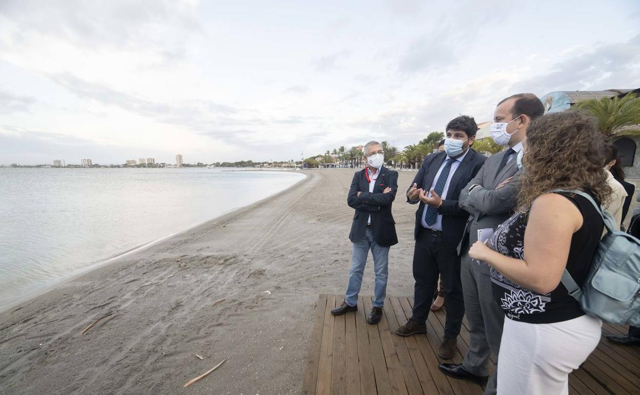 Hugo Morán, López Miras y el comisario de Medio Ambiente observan el estado del Mar Menor en Lo Pagán.