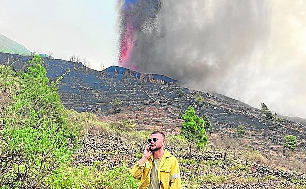 Eloy Martín, ayer, a los pies del volcán de La Palma en erupción. 
