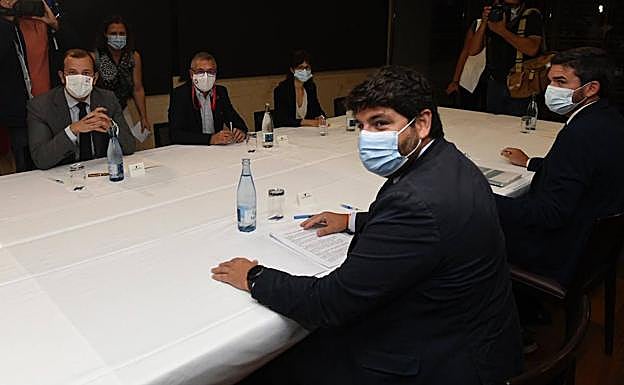 López Miras, en primer plano, durante su reunión con el comisario Virginijus Sinkevicius (primero izq., al fondo).