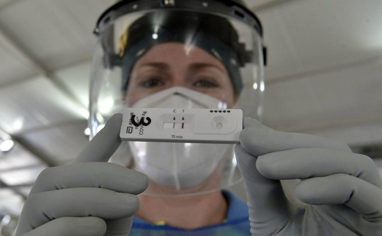 Una sanitaria muestra un test de antígenos, en una foto de archivo.