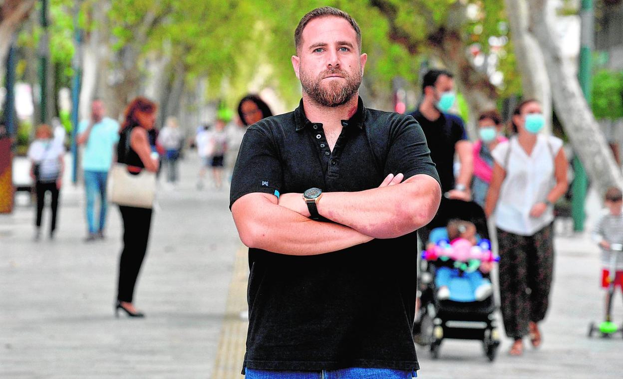 Javi Motos, entrenador del Mar Menor FC, ayer en la avenida Alfonso X El Sabio de Murcia. 