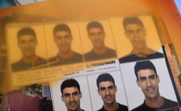 Fotos de tamaño carnet de Abdellah, entre sus pertenencias. 