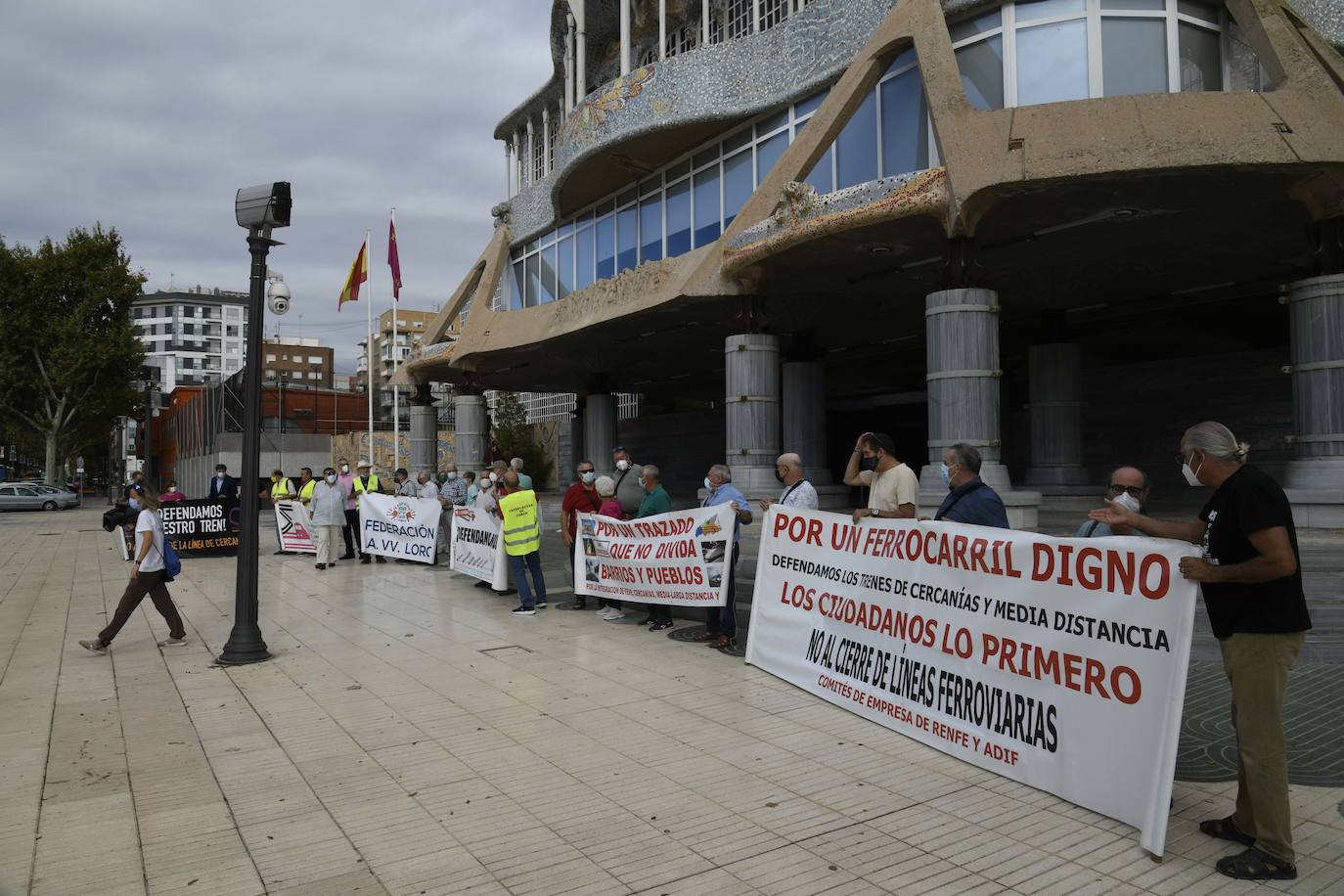 Fotos: El servicio ferroviario se discute en le Pleno de la Asamblea Regional