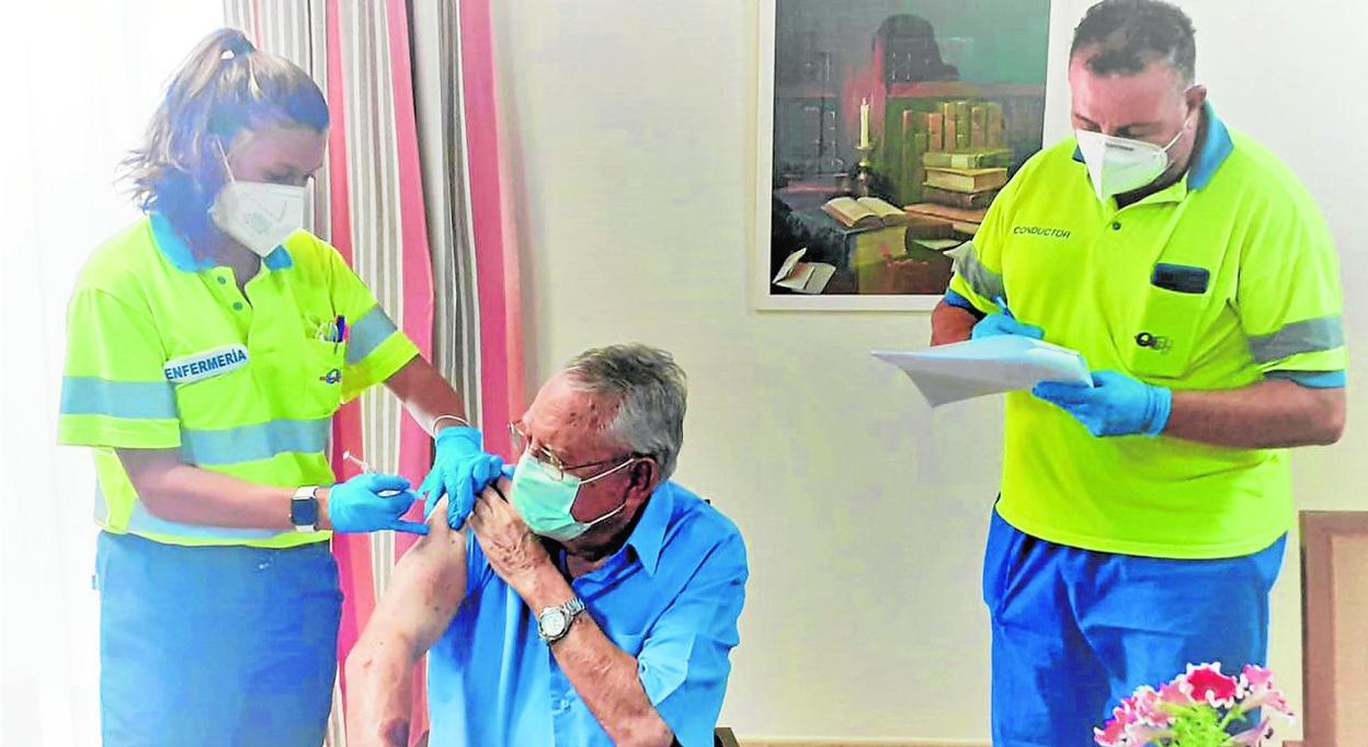 Enrique Sánchez-Vizcaíno, en el momento de recibir la tercera dosis en la residencia Caser de Santo Ángel, ayer. 