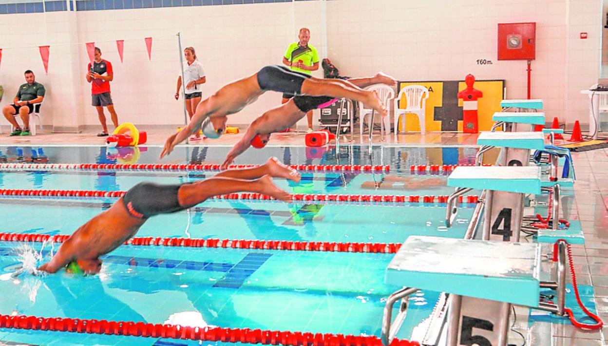Participantes en el Campeonato Nacional Militar se tiran a la piscina. 