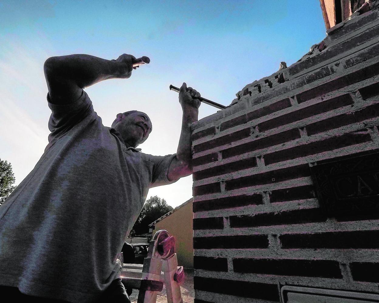 Un trabajador de la construcción en su jornada laboral. 