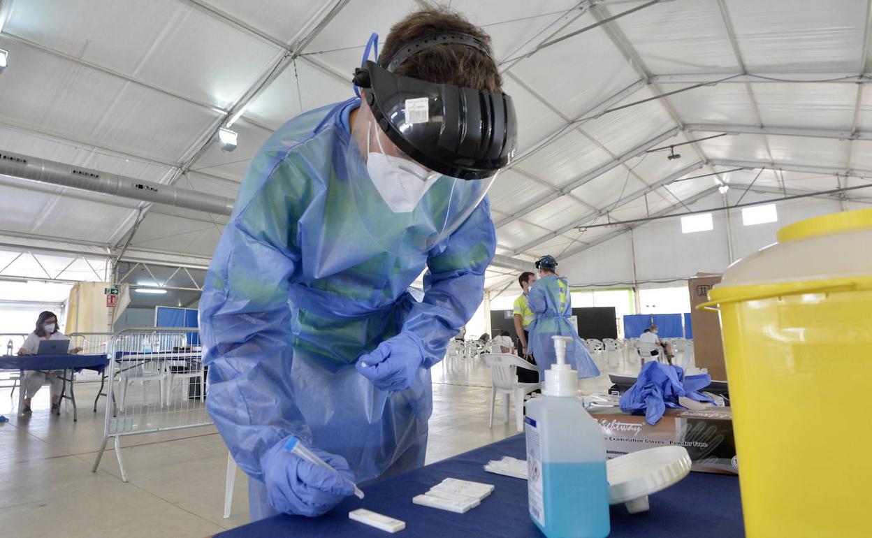 Un sanitarios prepara pruebas diagnósticas, durante un cribado de este verano.