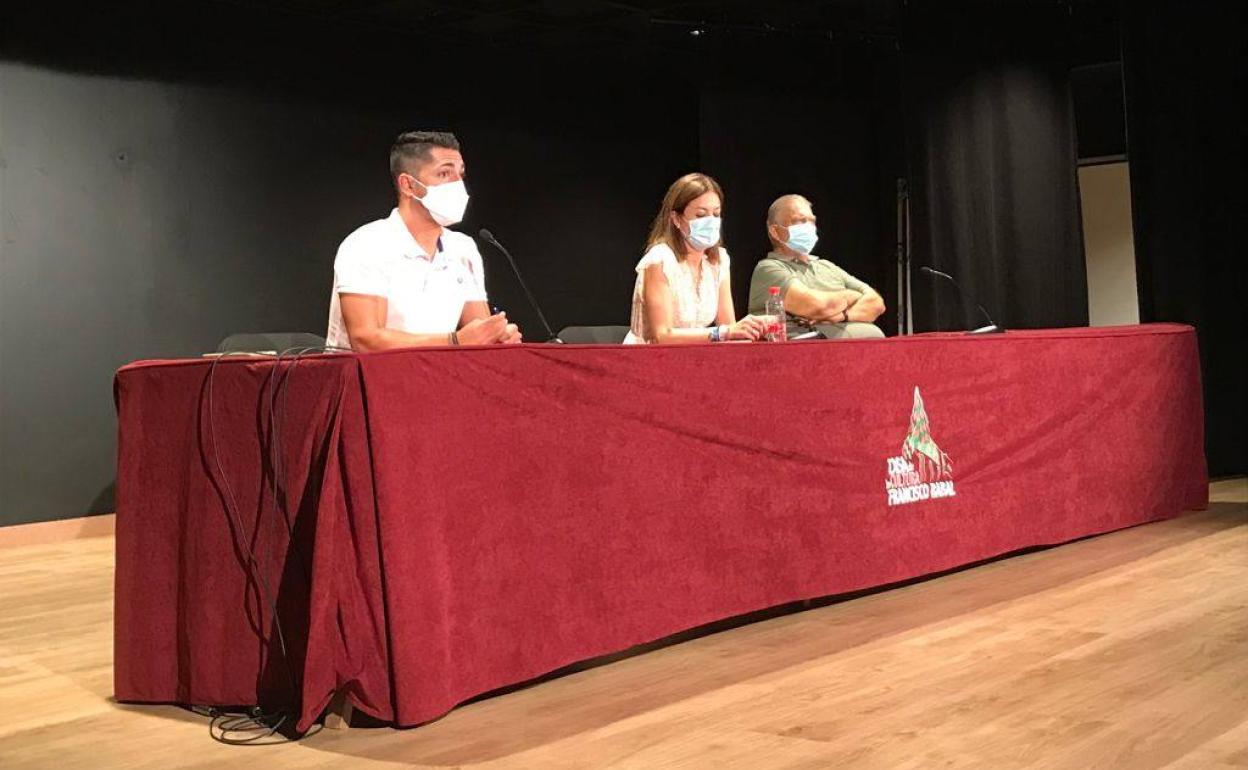 Reunión mantenida este jueves entre representantes de las peñas y la alcaldesa de Águilas, Mari Carmen Moreno.