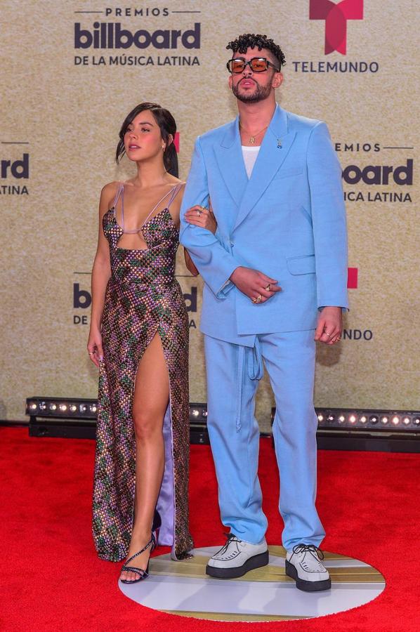 El cantante puertorriqueño Bad Bunny y su novia Gabriela Berlingeri.