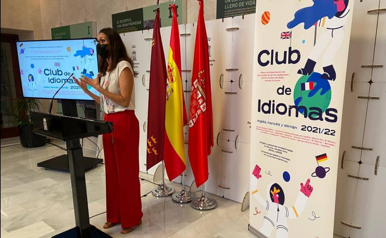 La concejala Teresa Franco presenta el curso de los clubes de idiomas. 