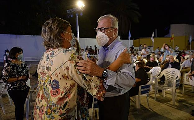 Ramón Luis Valcárcel saluda a Pilar Barreiro.