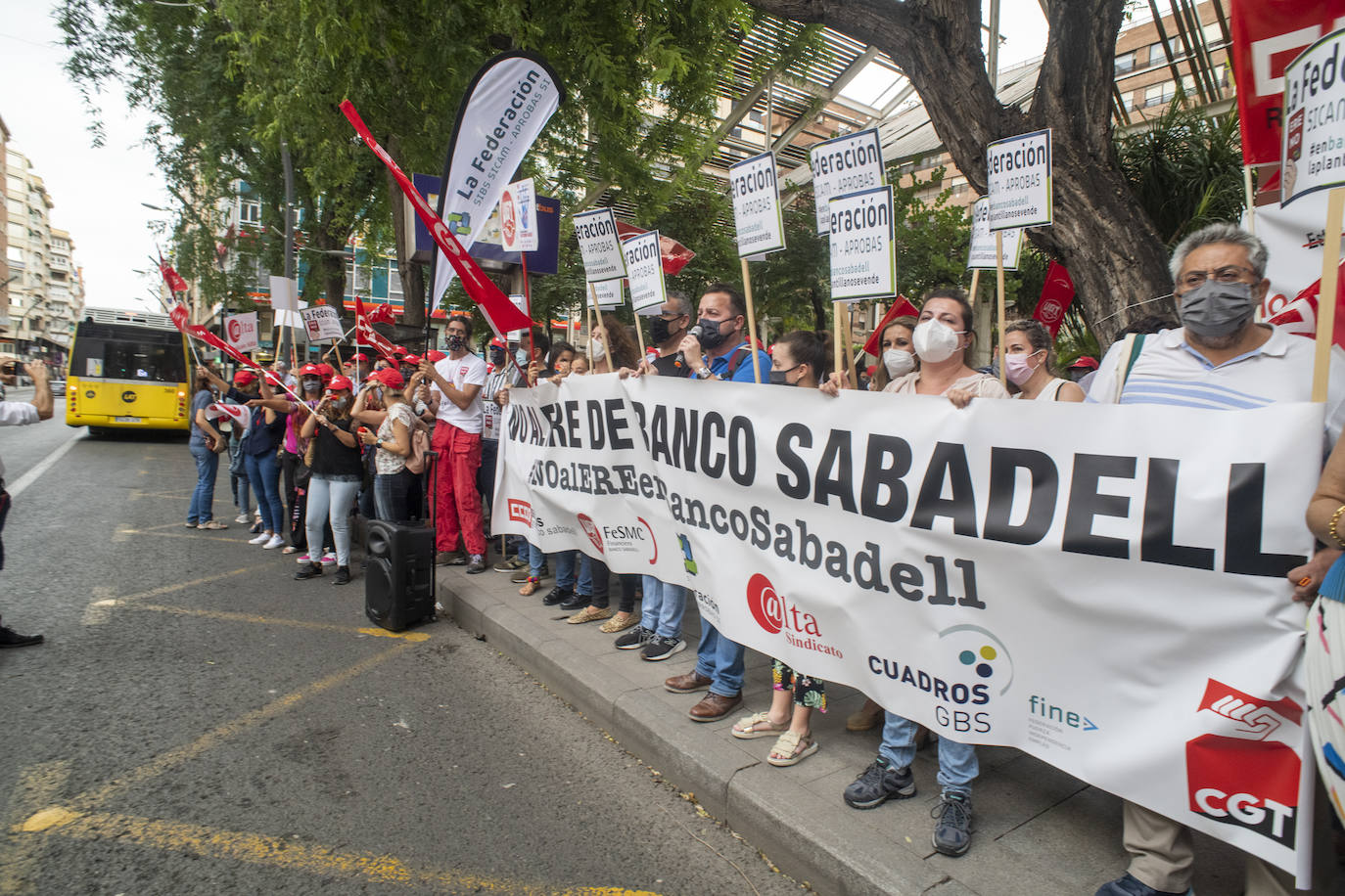 Fotos: Protesta de trabajadores del Sabadell en Murcia