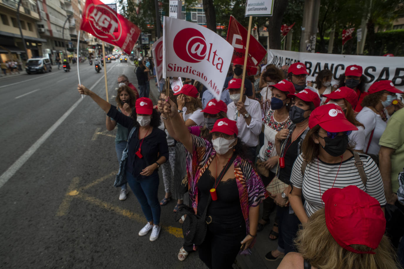 Fotos: Protesta de trabajadores del Sabadell en Murcia