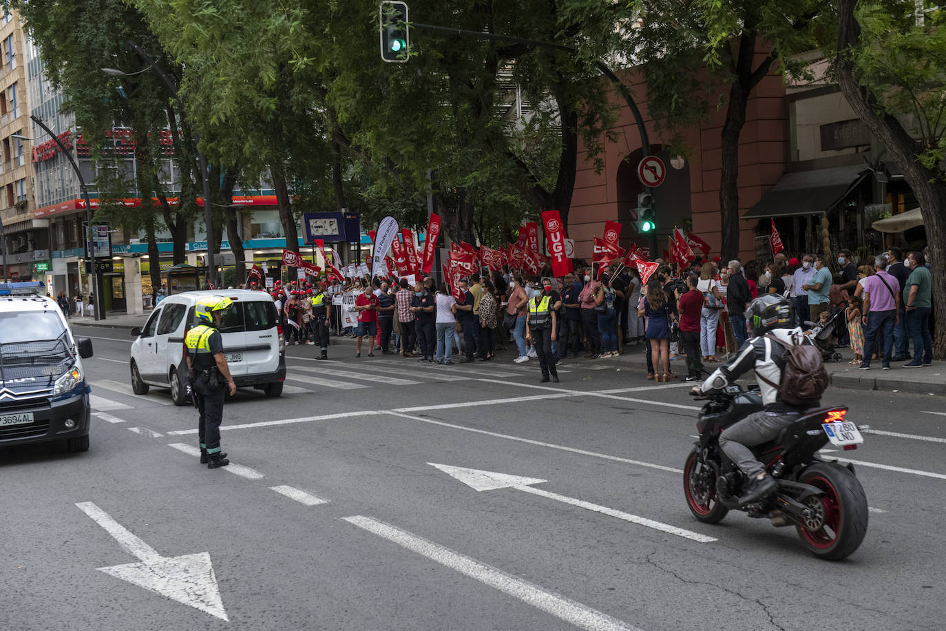 Fotos: Protesta de trabajadores del Sabadell en Murcia