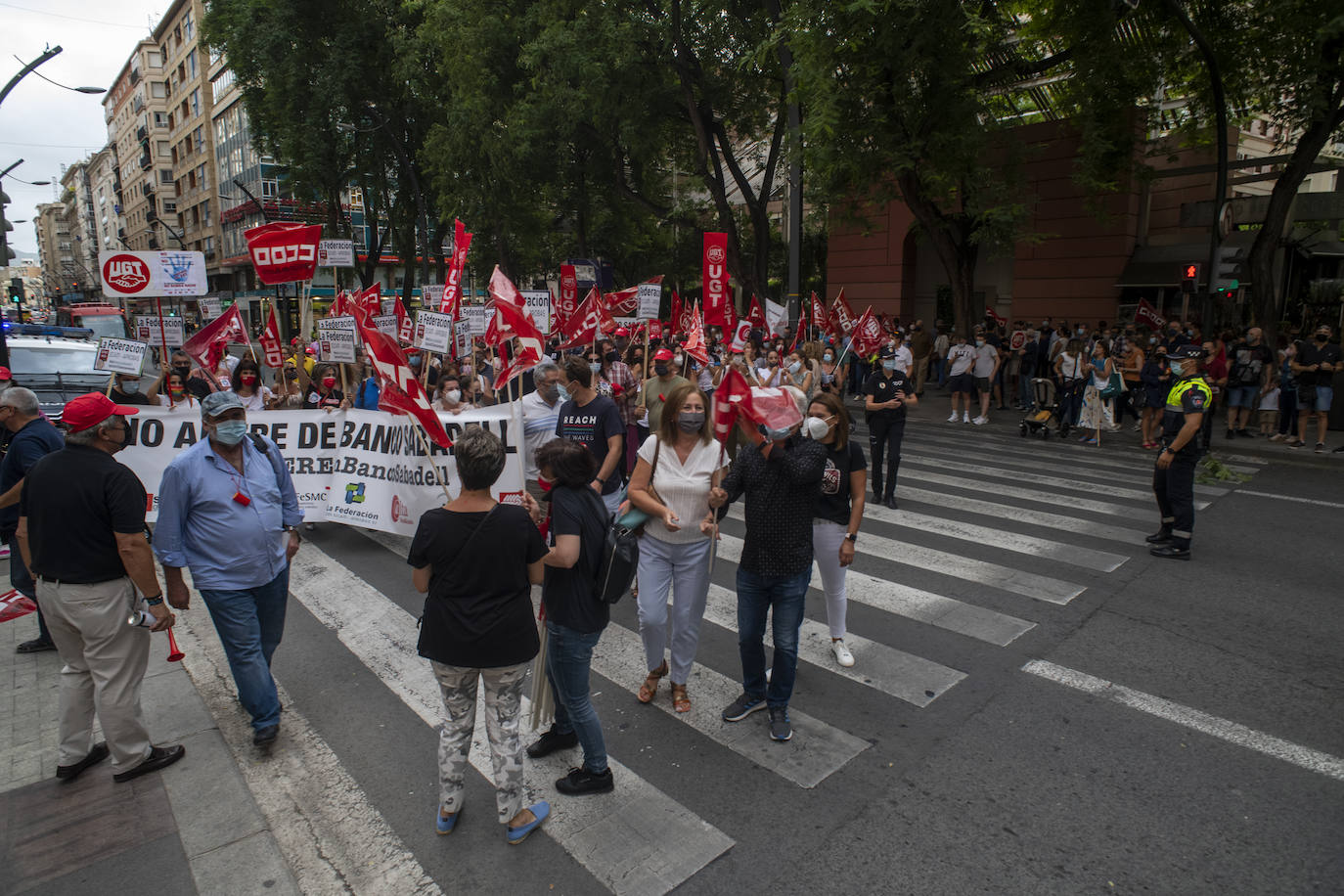 Fotos: Protesta de trabajadores del Sabadell en Murcia