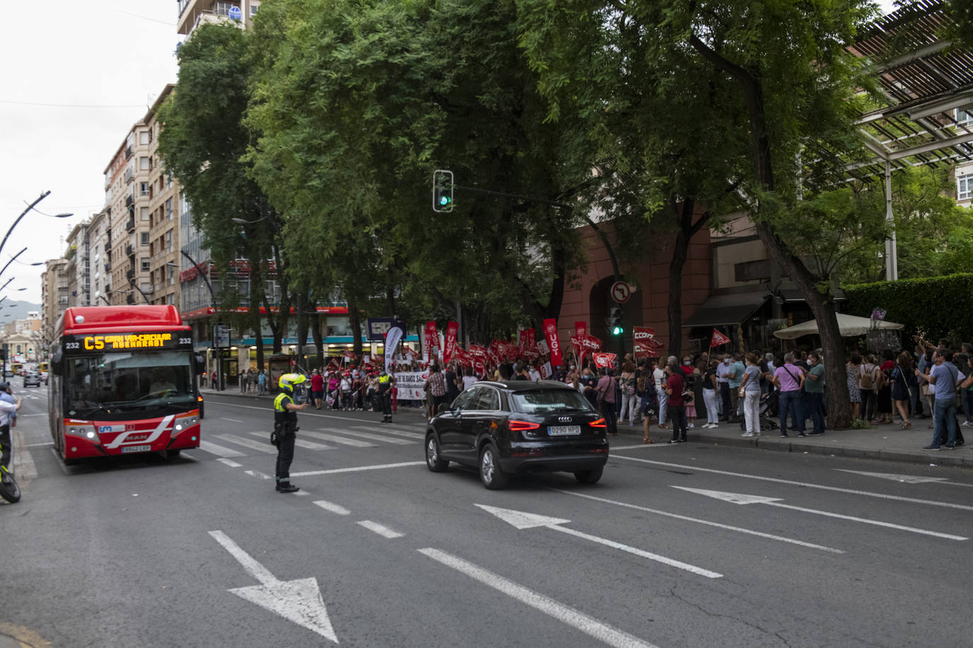 Fotos: Protesta de trabajadores del Sabadell en Murcia