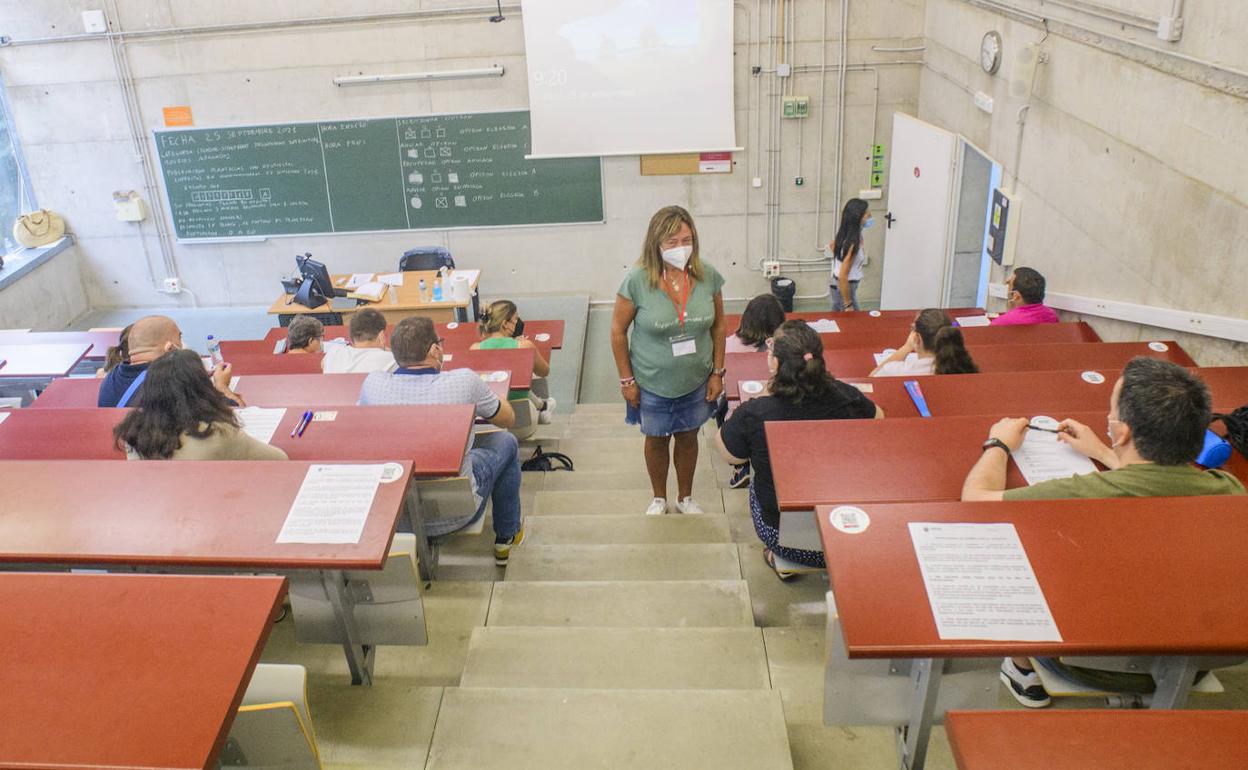 Opositores examinándose.