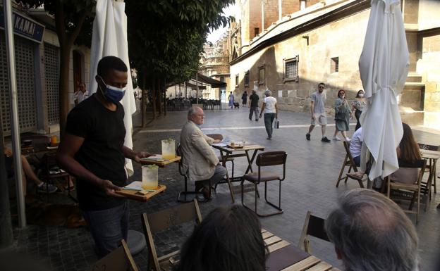 Pedro García Montalvo (Murcia, 1951), en la terraza del CaféLab en la plaza de Los Apóstoles, uno de sus lugares de observación. 