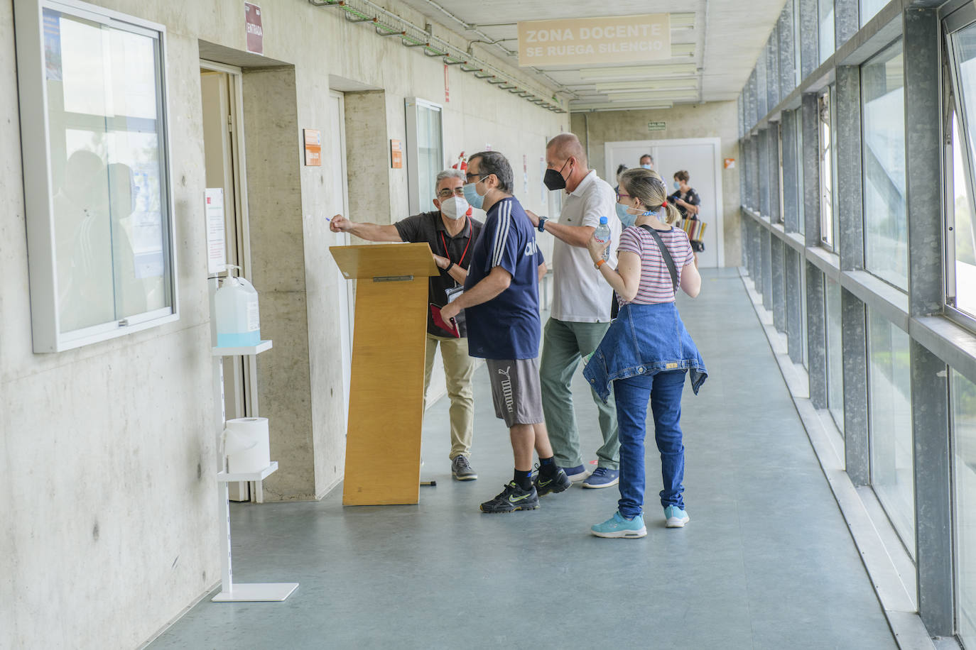 Opositores examinándose.