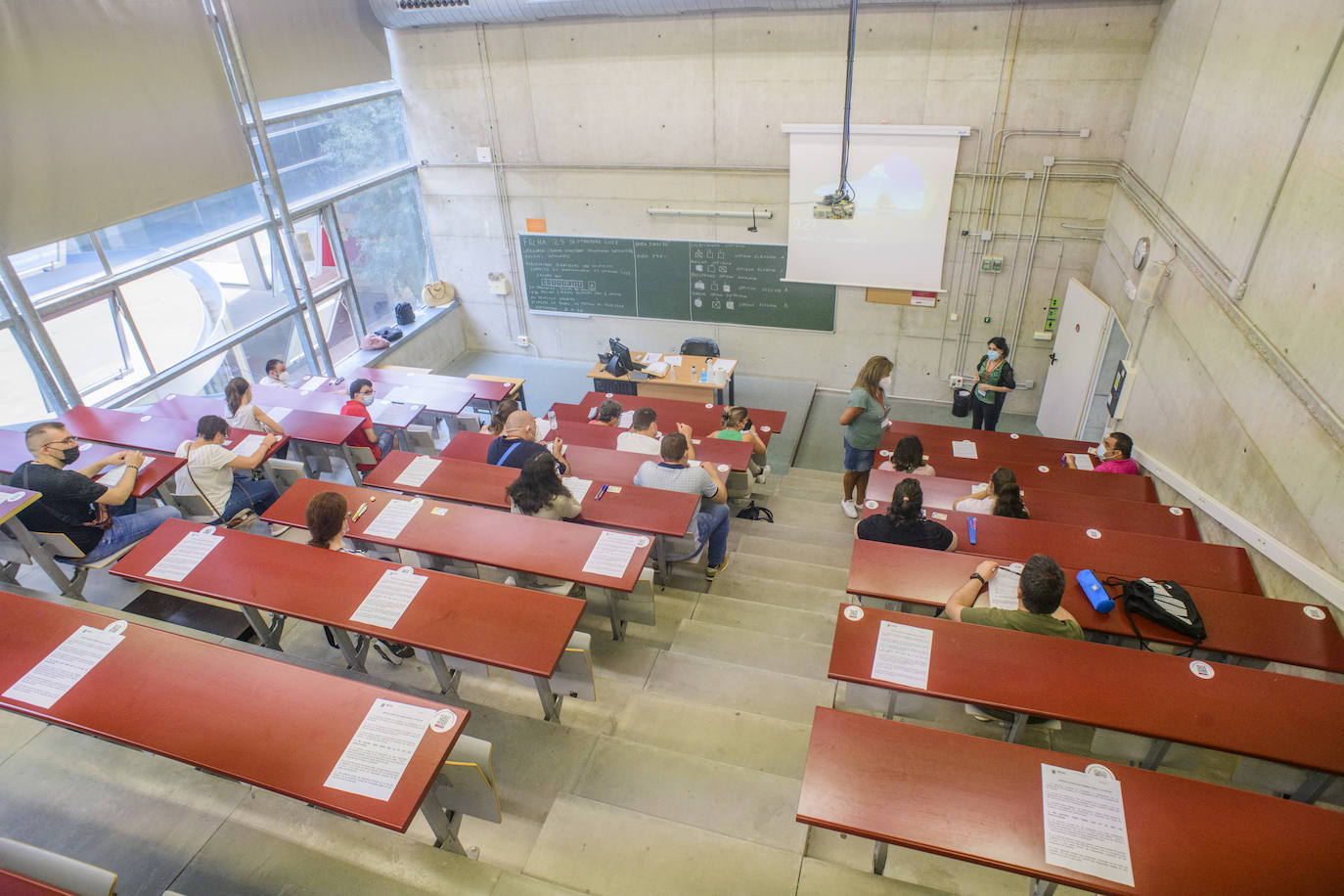 Opositores examinándose.