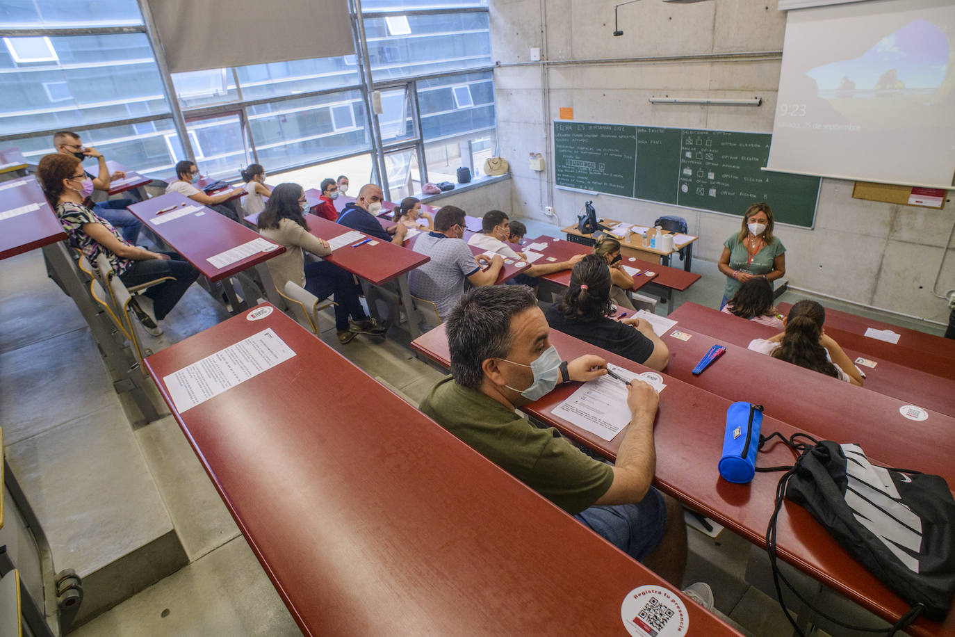 Opositores examinándose.
