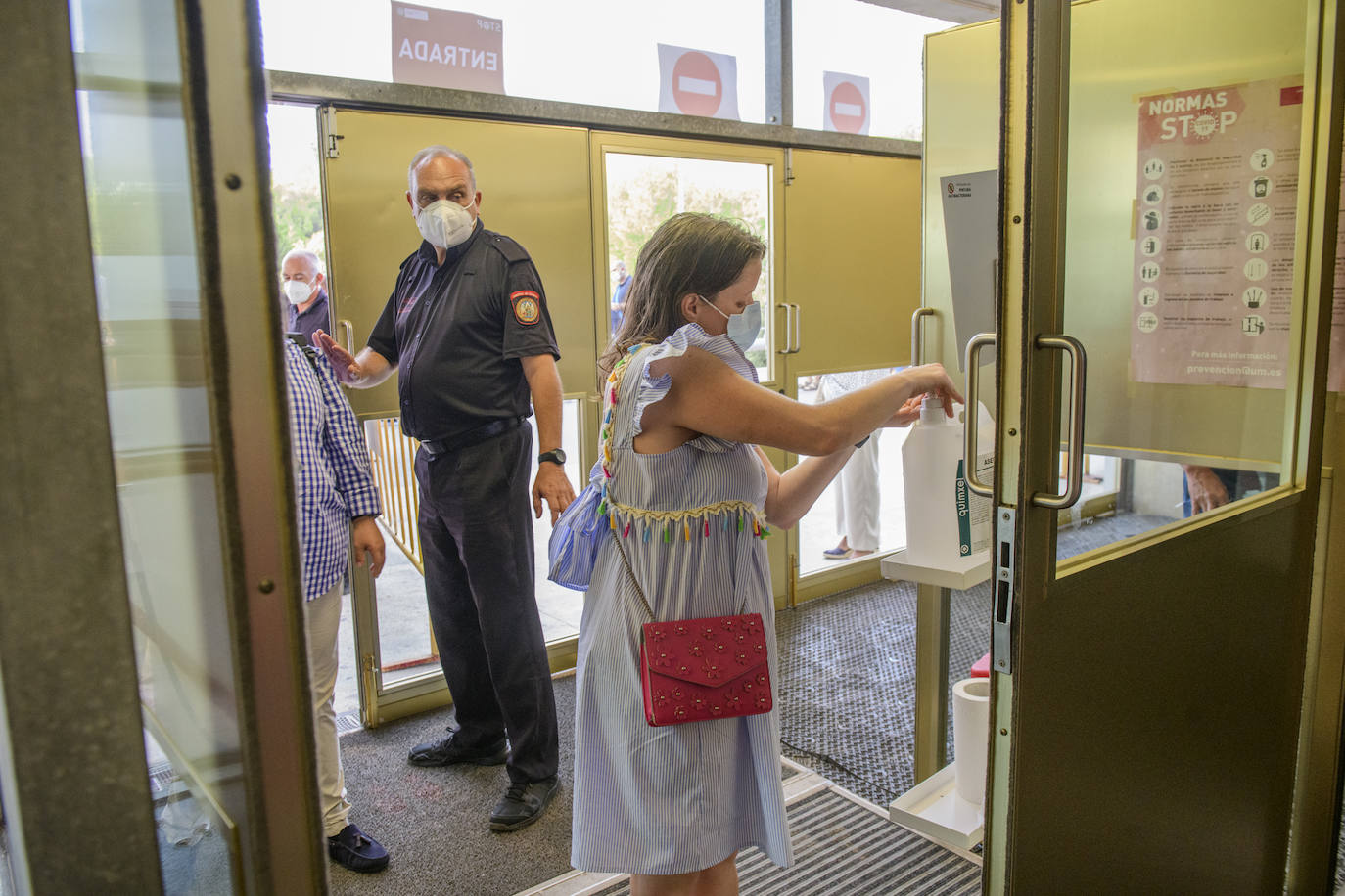 Opositores examinándose.