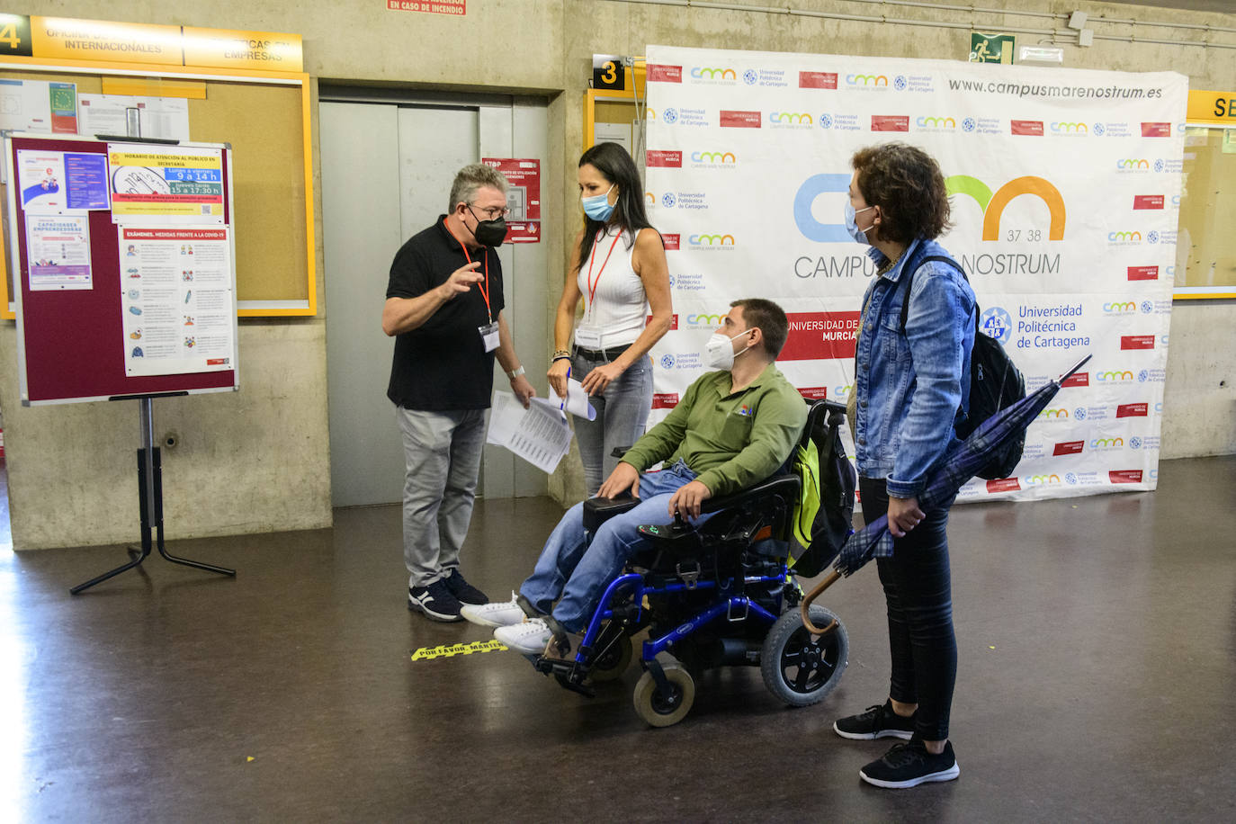 Opositores examinándose.