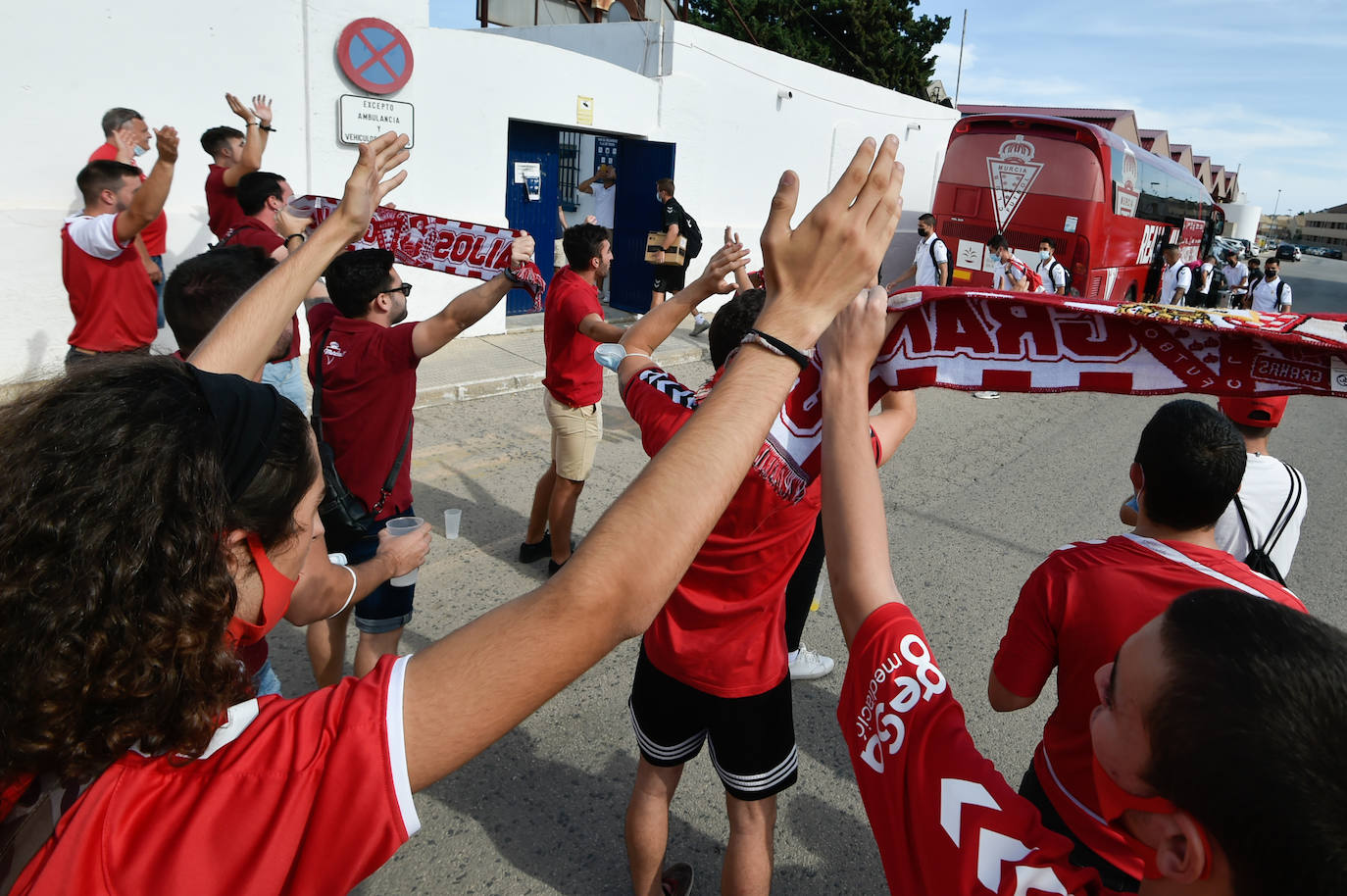Fotos: Recibimiento de la afición al Real Murcia en San Javier