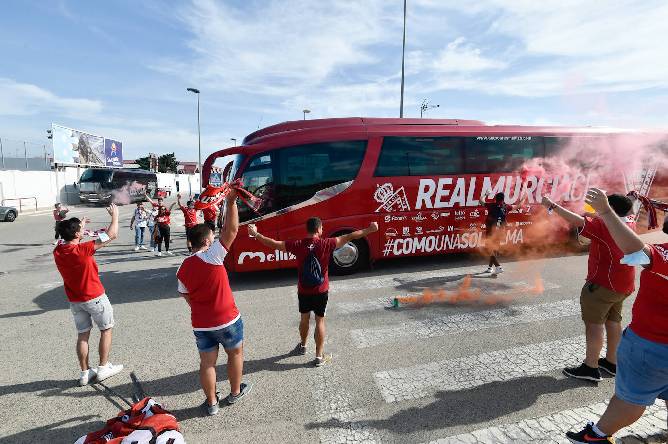 Fotos: Recibimiento de la afición al Real Murcia en San Javier