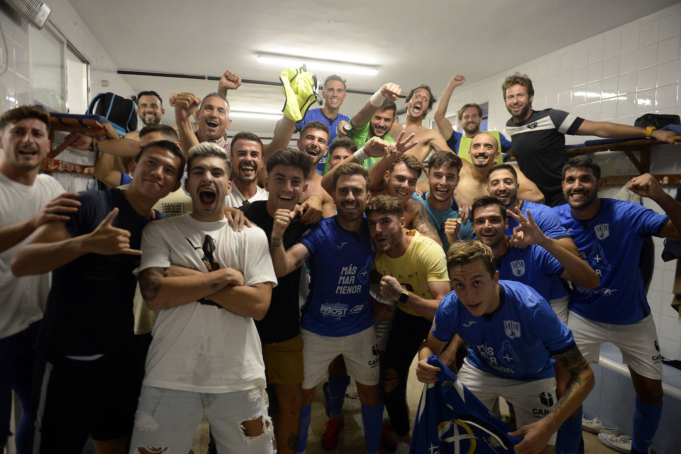 Los jugadores del Mar Menor celebrando el gol de la victoria.