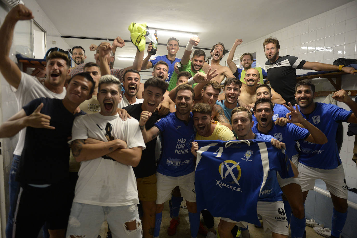 Los jugadores del Mar Menor celebrando el gol de la victoria.