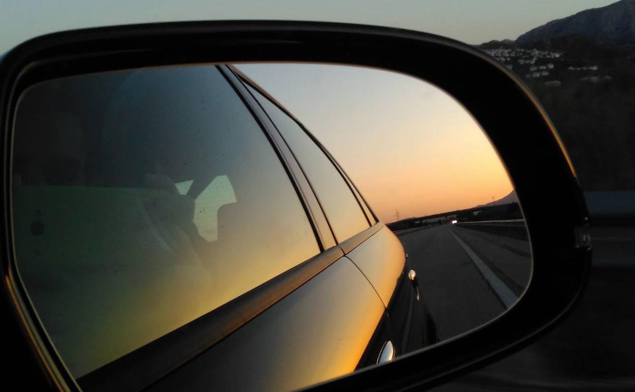 El retrovisor de un cohe.