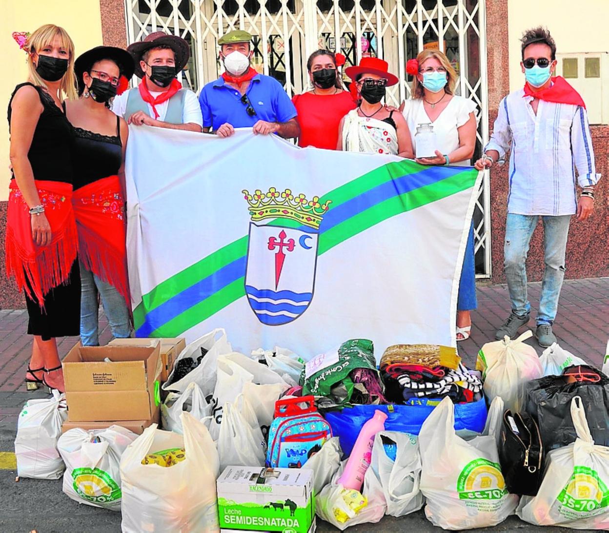 La peña Papelillo, ayer, durante la recogida de alimentos. 