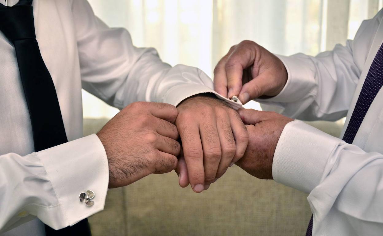 Un novio preparándose para su boda.