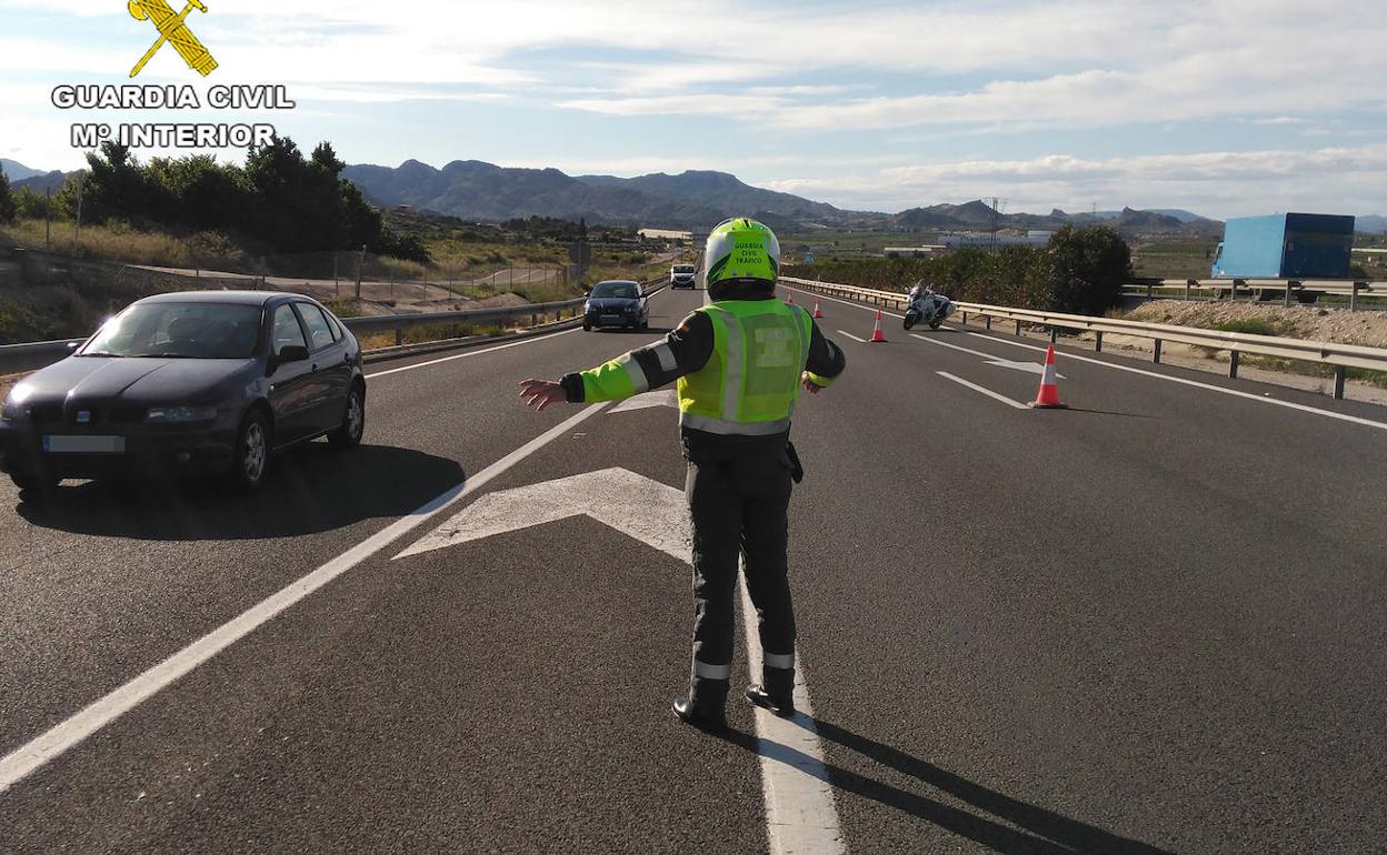 Un agente de la Guardia Civil realiza un control, en una imagen de archivo.