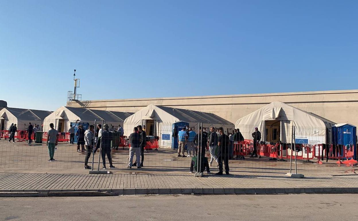 Inmigrantes en Escombreras, este martes. 