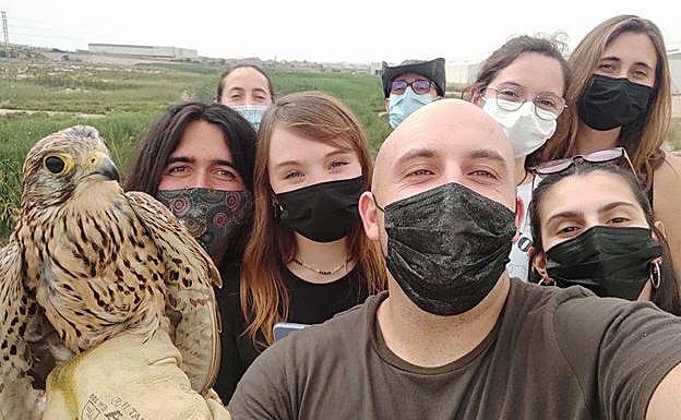 Pablo Perales, con varios miembros de la asociación Faunatura.