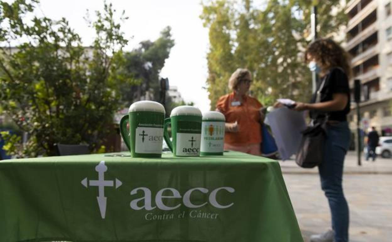 Cuestación de la AECC en Murcia, este jueves.
