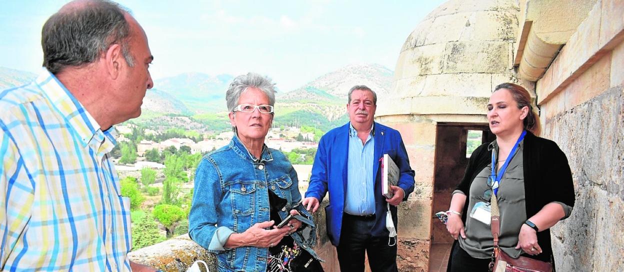 Diego Marín, Marisa Iturbide, Luis Melgarejo y Anabella Rosa, en el campanario de la iglesia de El Salvador. 