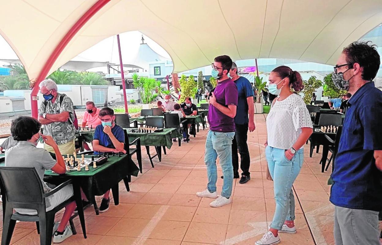 La concejal de Deportes observa una partida de ajedrez. 